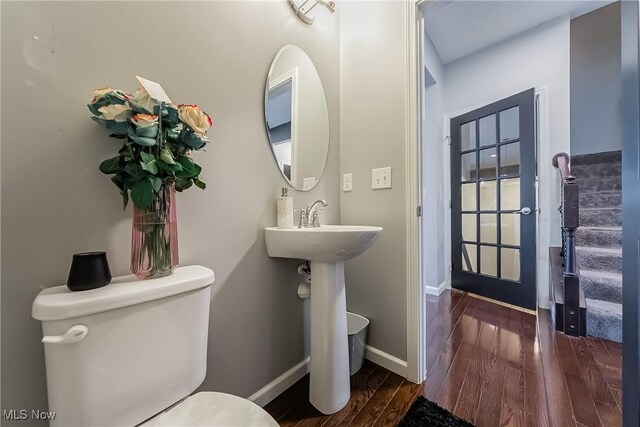 784 Hilliary Ln, Aurora, OH 44202 - bathroom featuring wood finished floors, toilet, and baseboards