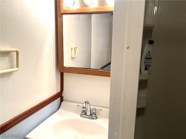 bathroom featuring a sink