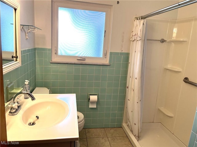 full bath featuring tile patterned flooring, curtained shower, toilet, and vanity
