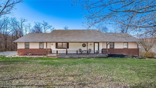 single story home featuring brick siding and a front yard