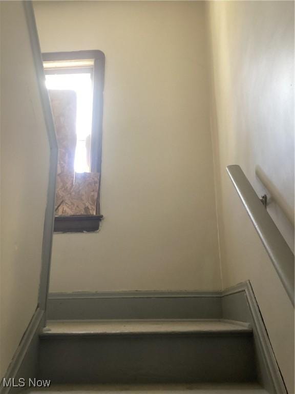 3370 E 145th St, Cleveland, OH 44120 - view of stairs