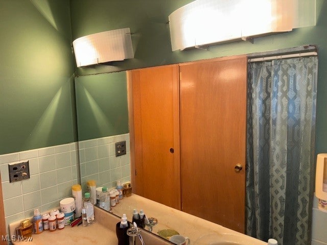 1317 Hartzell, Niles, OH 44446 - bathroom featuring tile walls