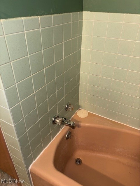 1317 Hartzell, Niles, OH 44446 - full bath with washtub / shower combination