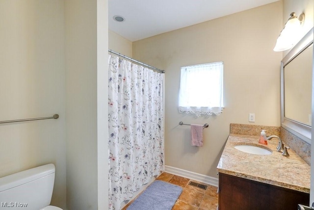 1581 E 118th St, Cleveland, OH 44106 - full bath with visible vents, toilet, curtained shower, baseboards, and vanity