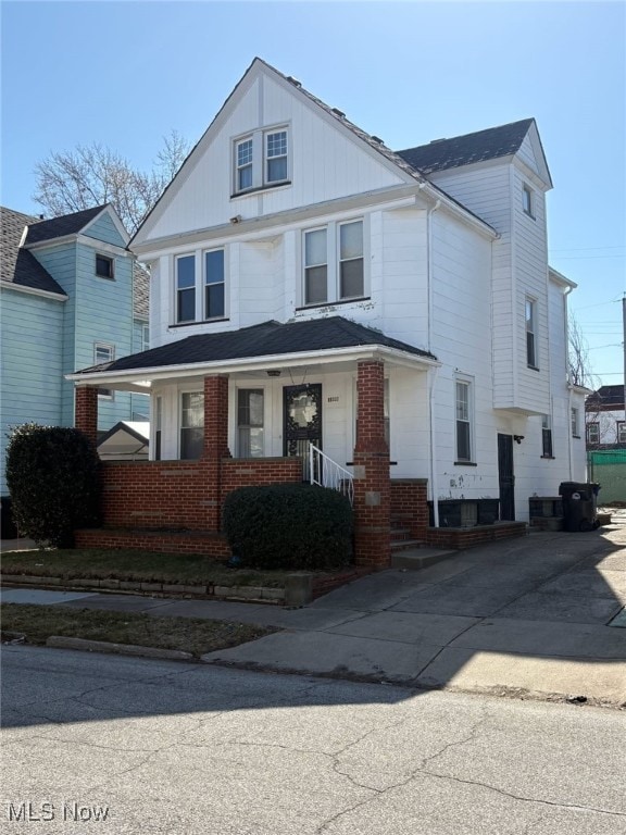 view of american foursquare style home