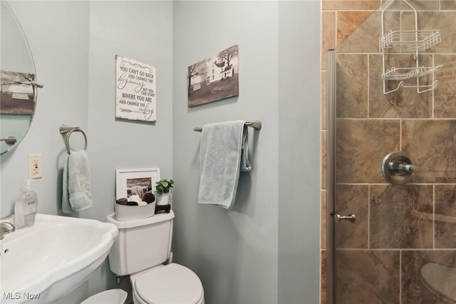 1525 Old Kyle Rd, Dorset, OH 44032 - bathroom featuring toilet, tiled shower, and a sink