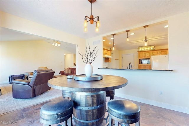 dining room featuring visible vents, recessed lighting, and baseboards