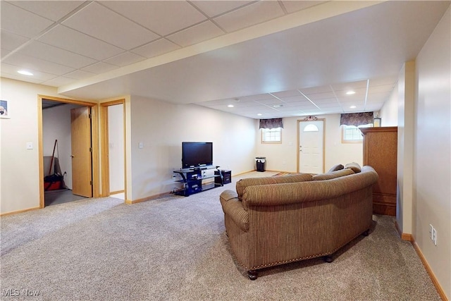 living room featuring a drop ceiling, recessed lighting, baseboards, and carpet