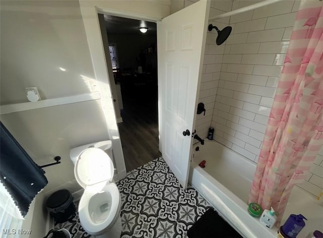3782 W 38th St, Cleveland, OH 44109 - bathroom featuring shower / bathtub combination with curtain, toilet, and tile patterned floors