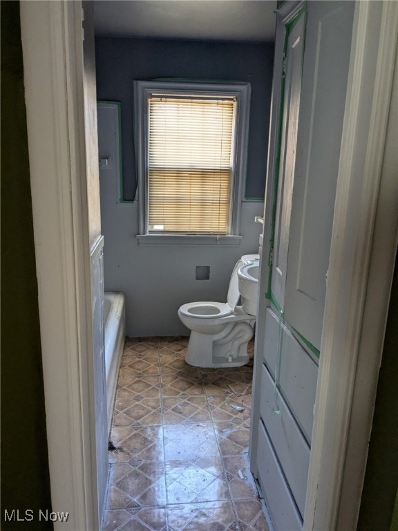 3643 Lindholm Rd, Shaker Heights, OH 44120 - full bathroom featuring toilet