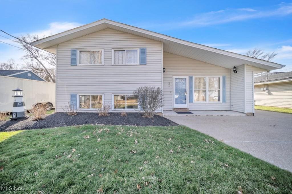 view of front of home featuring a patio and a front yard