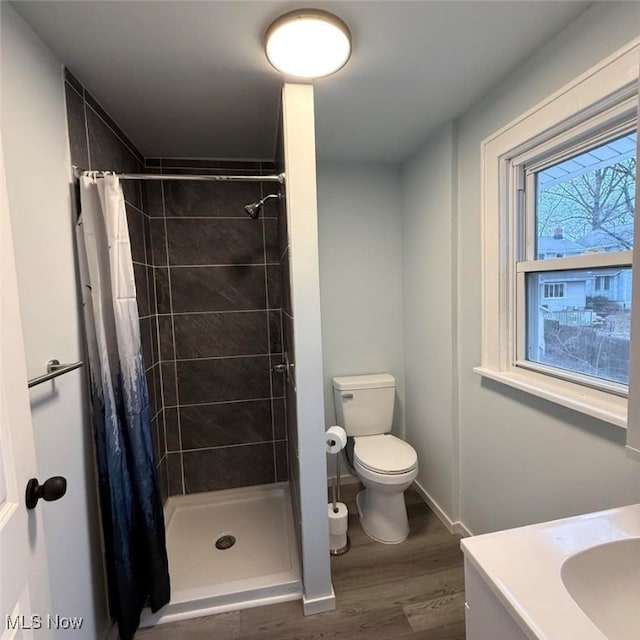 163 The Brooklands, Akron, OH 44305 - bathroom with wood finished floors, toilet, a tile shower, and vanity