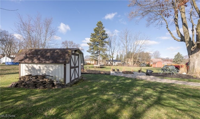 view of yard with a storage unit and an outdoor structure