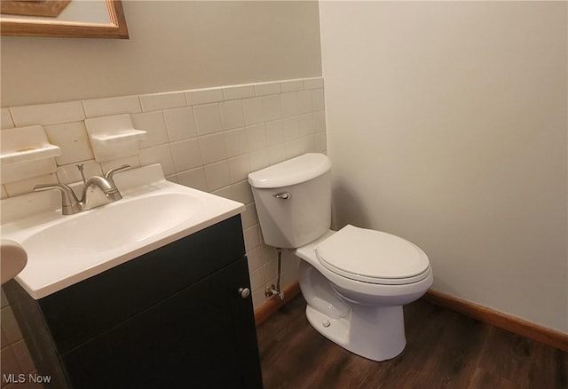 712 Circle Dr, Belpre, OH 45714 - bathroom featuring baseboards, toilet, vanity, and wood finished floors