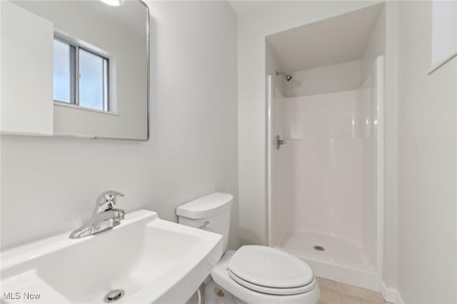 6372 Tanglewood Ln, Seven Hills, OH 44131 - full bath featuring a sink, toilet, a shower, and tile patterned floors