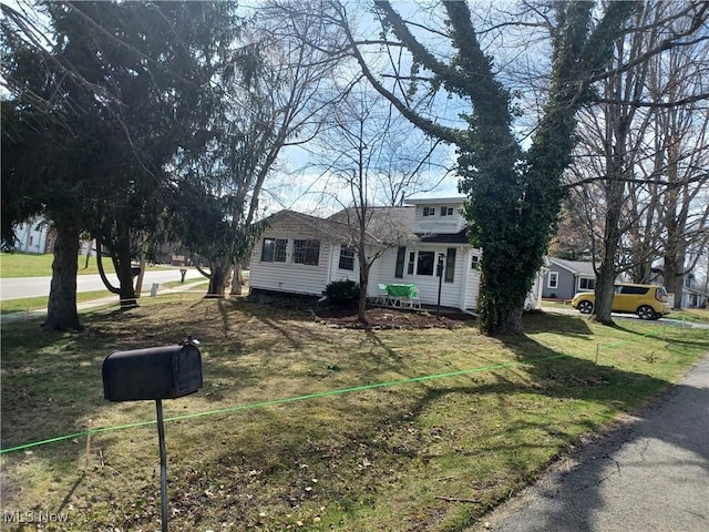 view of front of home featuring a front lawn