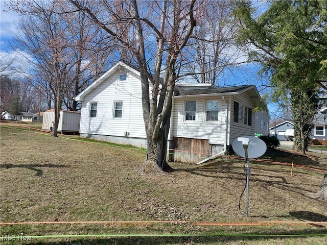 view of side of property featuring a lawn