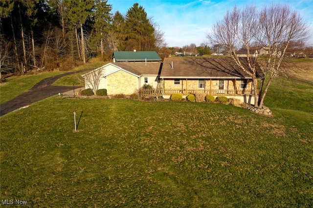 view of front of property with driveway and a front yard