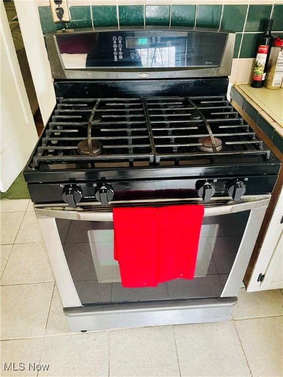 1655 Ivydale Rd, Cleveland Heights, OH 44118 - details with backsplash and gas stove