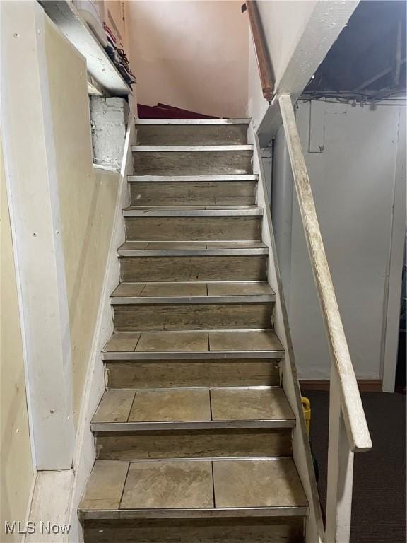 1655 Ivydale Rd, Cleveland Heights, OH 44118 - view of stairs