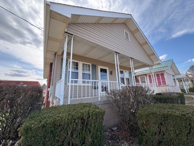 view of front facade featuring a porch