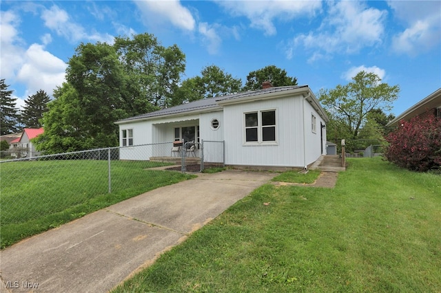 507 Beacon Rd, Newark, OH 43055 - bungalow-style house featuring a chimney and concrete driveway