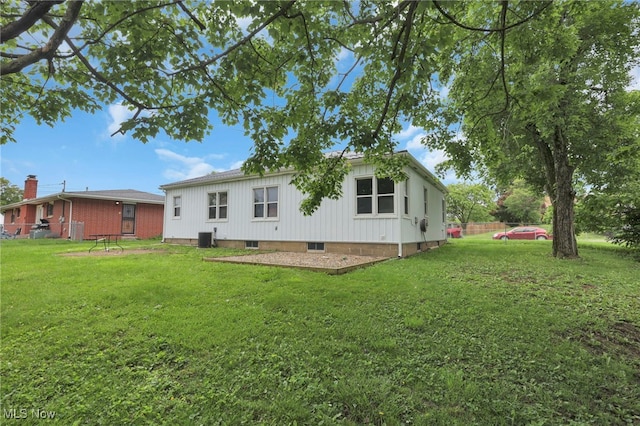 507 Beacon Rd, Newark, OH 43055 - rear view of house featuring a lawn and cooling unit
