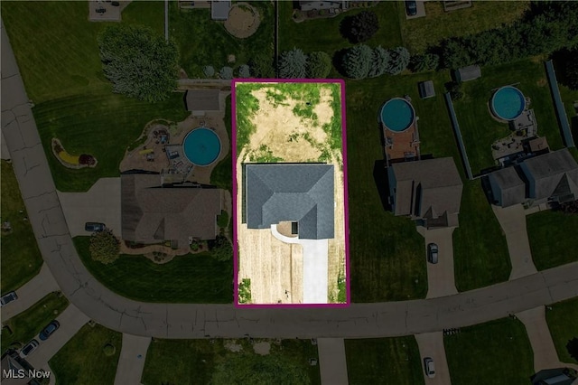 260 Michaels Ct, Cortland, OH 44410 - aerial overview of property's location with property boundaries highlighted and a pool area