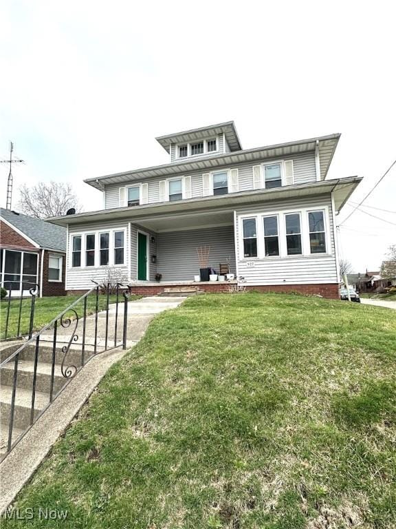 view of front of property featuring a front lawn