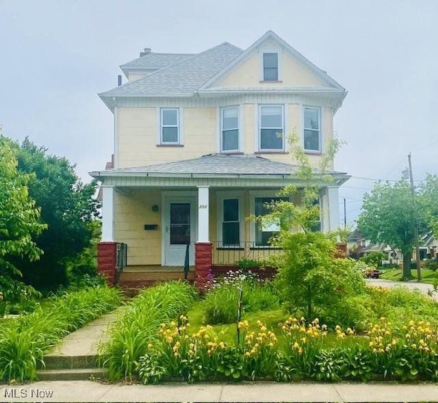 252 W Summit St, Alliance, OH 44601 - view of front of property with a porch and a shingled roof