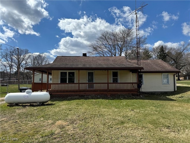view of front of house featuring a front lawn, covered porch, and roof with shingles