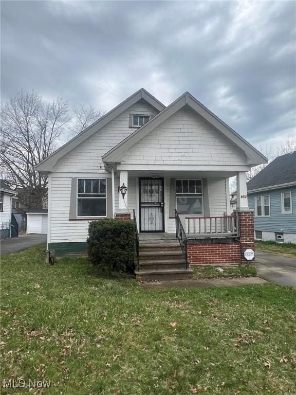 952 Whitby Rd, Cleveland Heights, OH 44112 - bungalow with covered porch and a front yard