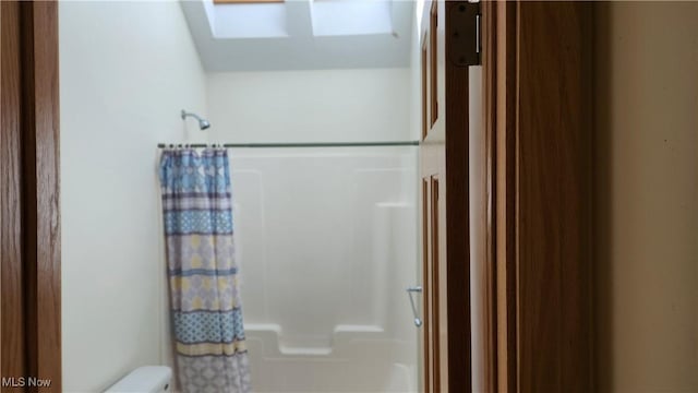 11466 Bloom Rd, Garrettsville, OH 44231 - bathroom with a shower with curtain, a skylight, and toilet