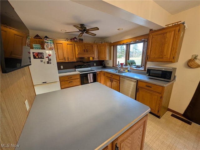 kitchen featuring a sink, visible vents, appliances with stainless steel finishes, ceiling fan, and light floors
