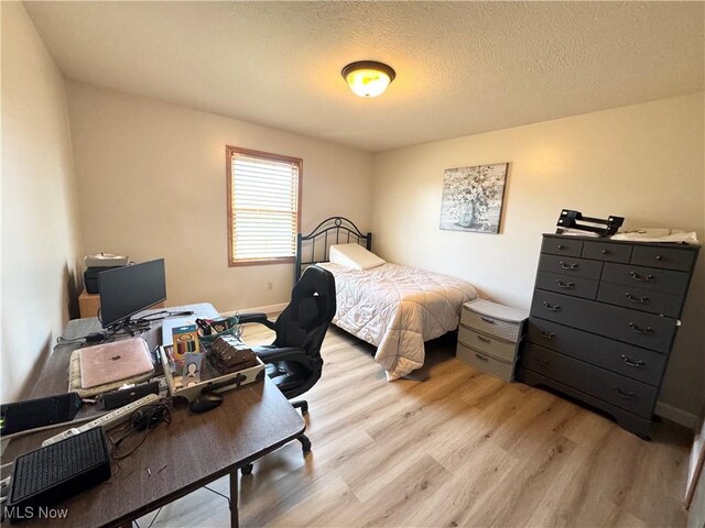 33 Mallards Xing, Canfield, OH 44406 - bedroom featuring light wood-style flooring and a textured ceiling