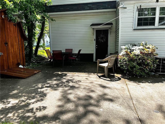 1275 Hollywood, Warren, OH 44483 - view of patio / terrace featuring central AC unit