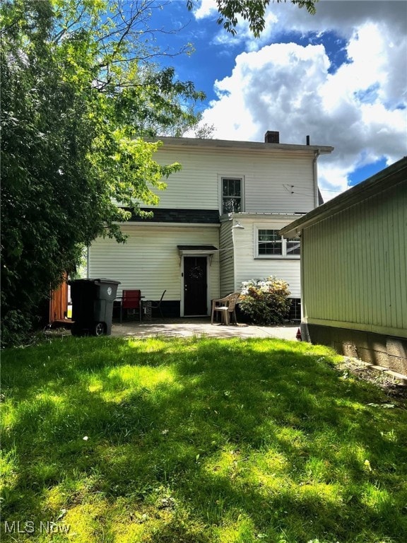 1275 Hollywood, Warren, OH 44483 - rear view of property featuring a patio and a lawn