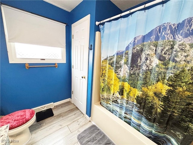 380 Sunshine Park Rd, Steubenville, OH 43952 - bathroom featuring toilet, wood finished floors, shower / tub combo, baseboards, and visible vents
