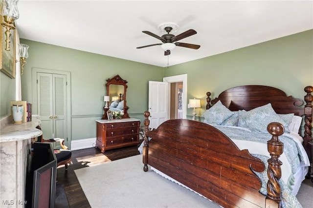 500 S Main St, Poland, OH 44514 - bedroom with dark wood-type flooring, ceiling fan, baseboards, and a closet