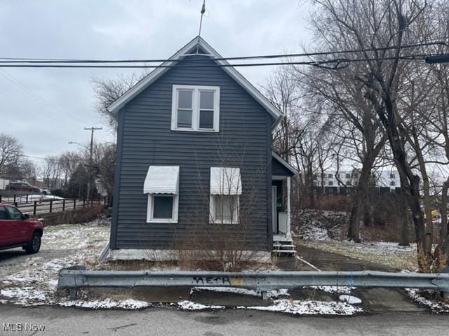 1900 Lamoille Ct, Cleveland, OH 44113 - view of front of home with entry steps