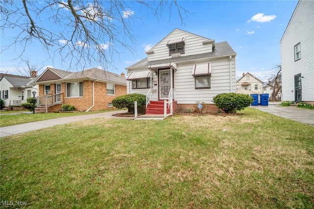 view of front of house with driveway and a front yard
