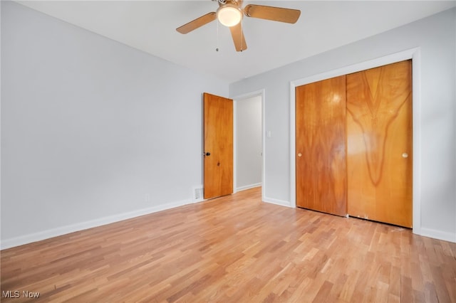 unfurnished bedroom featuring a closet, visible vents, light wood finished floors, baseboards, and ceiling fan