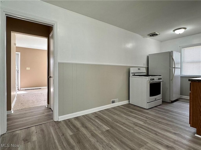 1563 Maplewood St NE, Warren, OH 44483 - kitchen featuring wood finished floors, visible vents, baseboards, and white appliances