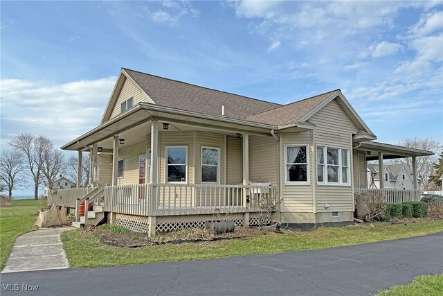 103 Southaven Ln, Kelleys Island, OH 43438 - view of front facade featuring covered porch and roof with shingles