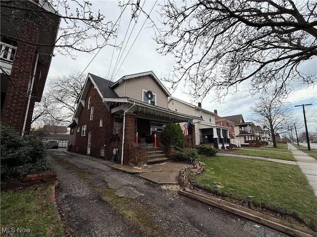 view of front facade featuring a front yard and brick siding