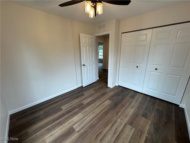 730 Mineral Springs Ave, Youngstown, OH 44511 - unfurnished bedroom featuring dark wood-style flooring, baseboards, a closet, and ceiling fan