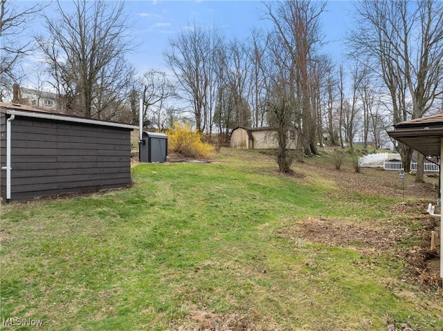view of yard featuring an outdoor structure and a storage shed