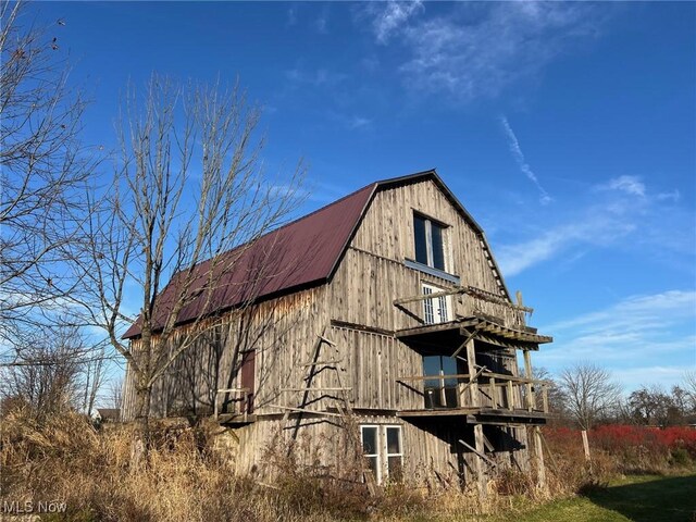 6232 Weaver Rd, Conneaut, OH 44030 - exterior space with a gambrel roof, metal roof, an outbuilding, and a barn