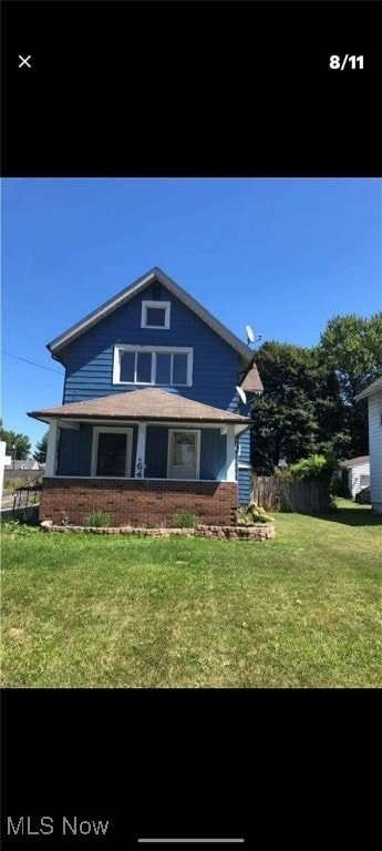 view of front facade featuring a front yard