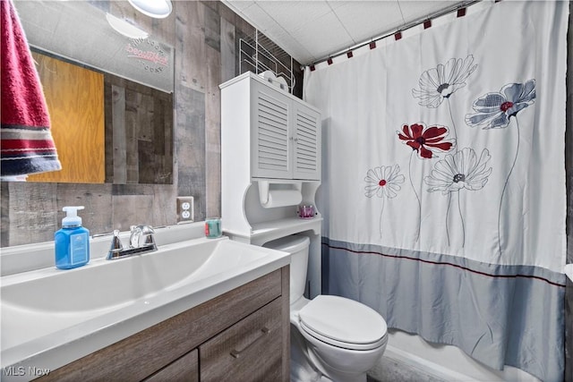 full bath featuring toilet, vanity, and a shower with shower curtain